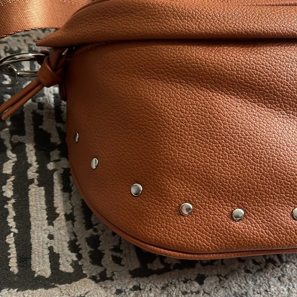 Elegant Tan Leather Crossbody Bag
